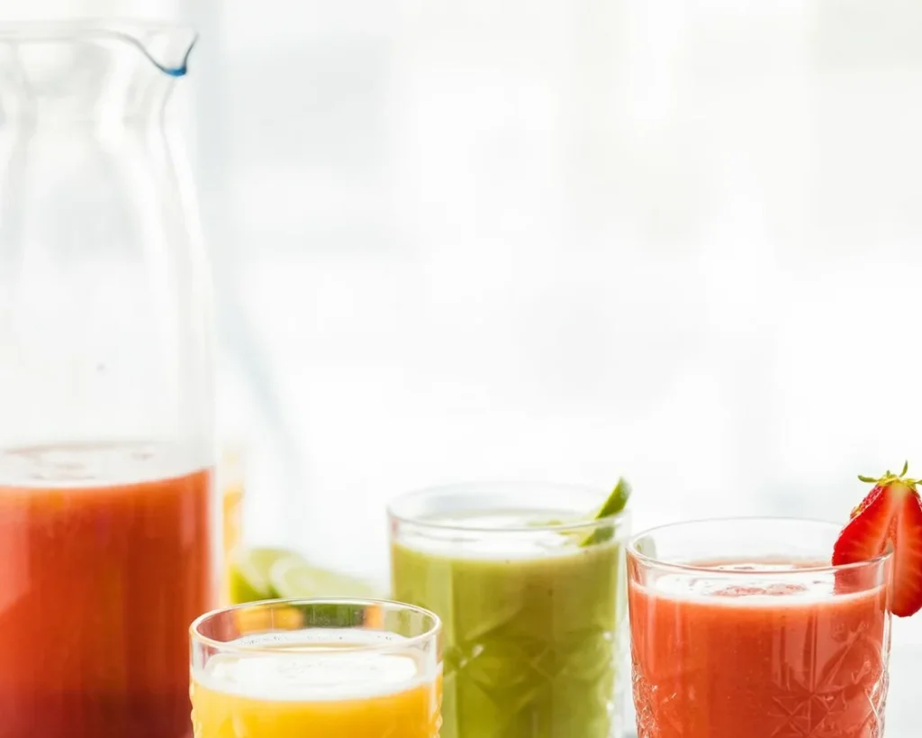 Orzeźwiająca agua fresca z owoców, wody i cukru przygotowywana w blenderze.