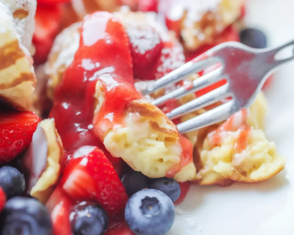 Pyszny omlet cesarski z truskawkami na talerzu